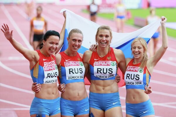 Российская сборная в составе Елизаветы Савлинис, Марины Пантелеевой, Натальи Русаковой, Кристины Сивковой (слева направо)