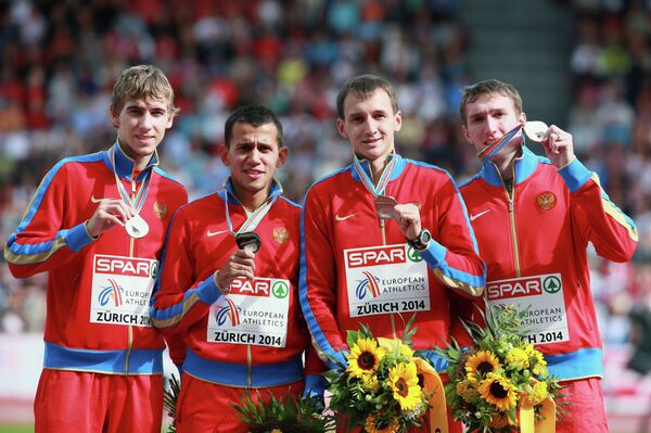 Российская сборная в составе Павла Ивашко, Максима Дылдина, Никиты Углова, Владимира Краснова (слева направо), завоевавшая серебряную медаль в эстафете 4х400 м
