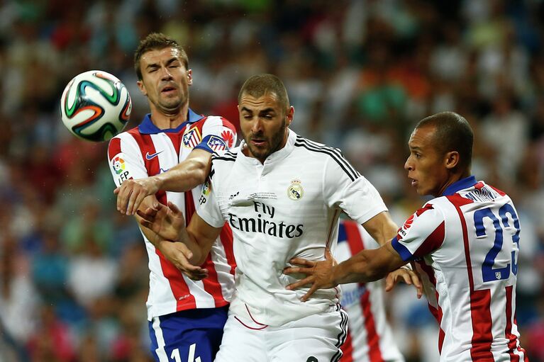 Полузащитник Атлетико Габи, форвард Реала Карим Бензема и защитник Атлетико Жуан Миранда