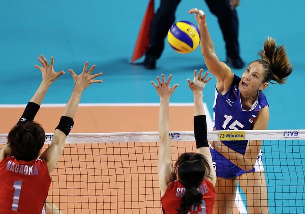 Нападающая сборной России по волейболу Татьяна Кошелева в матче против команды Японии