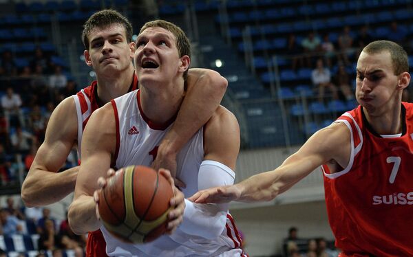 Баскетболисты сборной Швейцарии Арно Коттур (слева) и Марко Младжан (справа) и центровой сборной России Тимофей Мозгов
