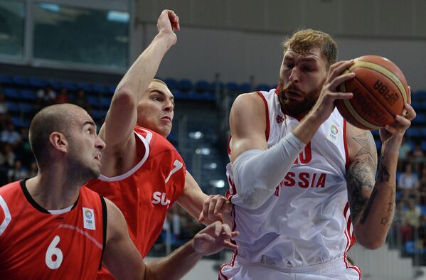 Баскетболисты сборной Швейцарии Душан Младжан и Марко Младжан и центровой сборной России Дмитрий Соколов (слева направо)