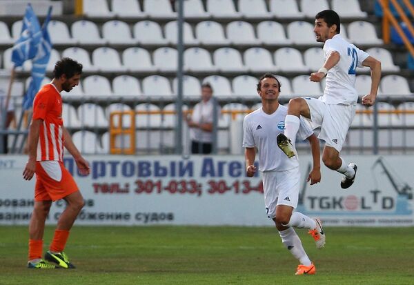 Игрок ФК Черноморец Эдуард Лусикян (справа) радуется забитому голу
