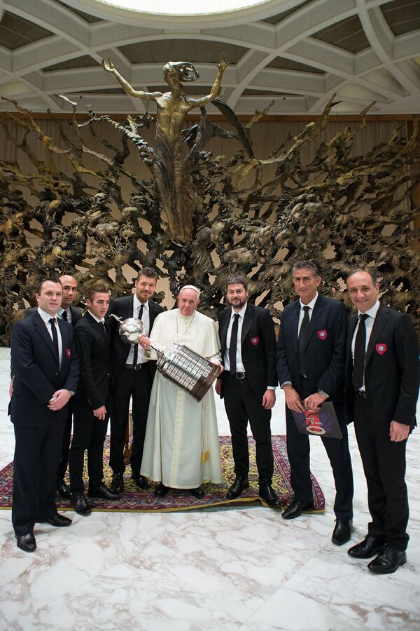 Папа Римский Франциск с копией Кубка Либертадорес в руках вместе с представителями клуба Сан-Лоренсо