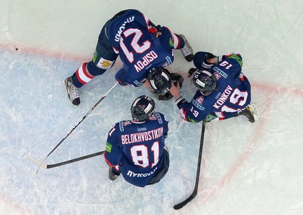 Слева направо: хоккеисты Торпедо Евгений Белохвостиков, Максим Осипов и Роман Коньков