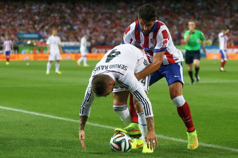 Защитник Реала Серхио Рамос и полузащитник Атлетико Рауль Гарсия