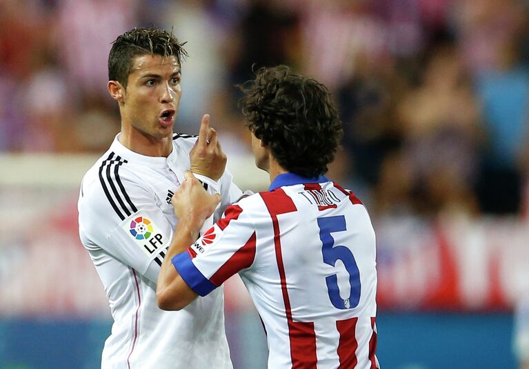 Нападающий Реала Криштиану Роналду и полузащитник Атлетико Тьягу Мендеш