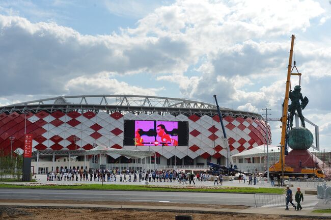 Покупатели в очереди у стадиона Открытие Арена