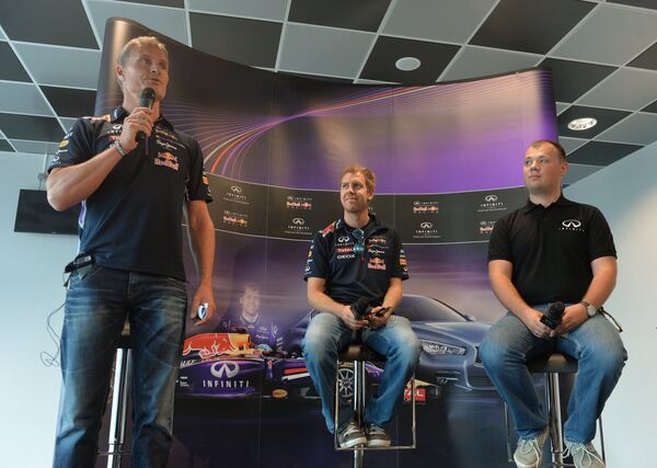 Бывший гонщик Формулы-1 Дэвид Култхард и чемпион Формулы-1 последних четырех лет Себастьян Феттель (слева направо) на пресс-конференции в Сочи