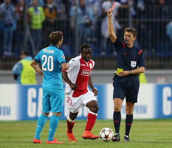 Джанлука Рокки (справа) показывает красную карточку полузащитнику Зенита Виктору Файзулину