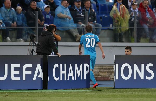 Полузащитник Зенита Виктор Файзулин покидает поле после полученной красной карточки.
