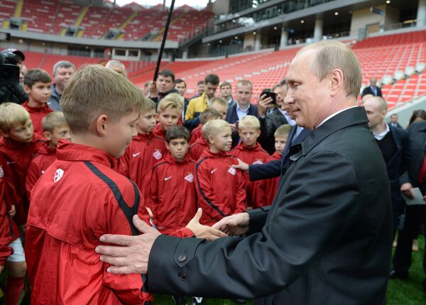 Президент России Владимир Путин (справа) во время посещения стадиона Открытие Арена - домашнего стадион футбольного клуба Спартак (Москва) в Тушино
