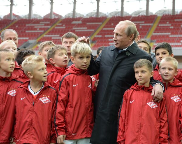 Президент России Владимир Путин с юными футбалистами во время посещения стадиона Открытие Арена
