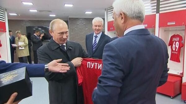 Путину показали новый стадион Спартака и подарили именную футболку