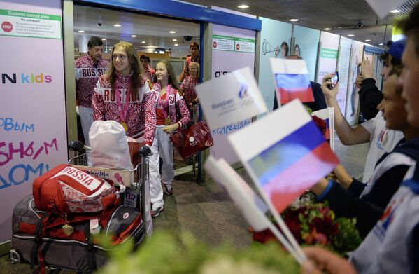 Участники сборной России, прибывшей со II летних юношеских Олимпийских игр во время встречи в аэропорту Шереметьево