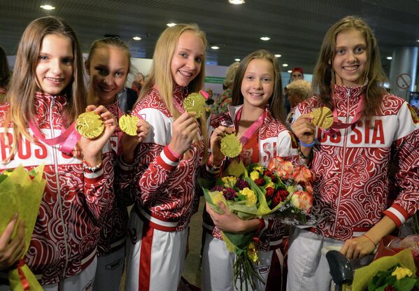 Олимпийские чемпионки Наталия Сафонова, Ирина Анненкова, Софья Скоморох, Дарья Дубова и Виктория Ильина (слева направо)