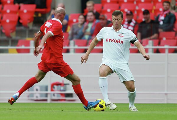 Защитник команды Красных Виктор Онопко (слева) и полузащитник команды Белых Игорь Ледяхов