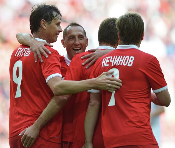 Футболисты команды Красных Егор Титов, Владимир Джубанов и Валерий Кечинов (слева направо)