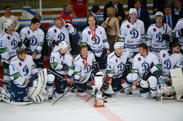 Хоккеисты московского Динамо, выигравшие Кубок мэра Москвы по хоккею