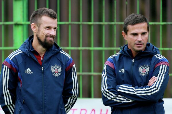 Тренеры сборной России по футболу Сергей Семак (слева) и Игорь Симутенков
