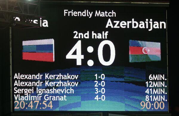 Информационное табло с итоговым счетом в товарищеском матче по футболу между сборными России и Азербайджана