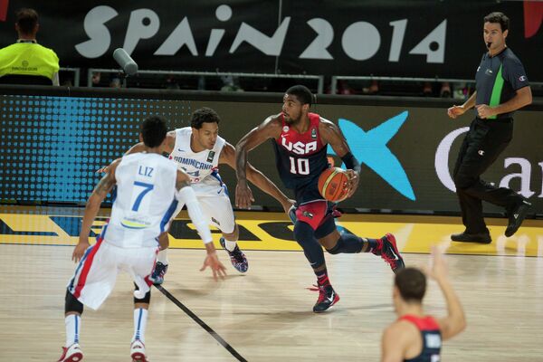 Игровой момент матча США - Доминиканская Республика на чемпионате мира по баскетболу в Испании