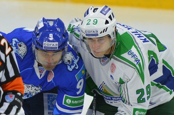 Хоккеист Барыса Найджел Доус (слева)