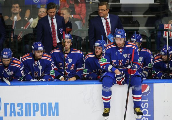 Вячеслав Быков, Игорь Захаркин (на втором плане слева направо) и хоккеисты СКА