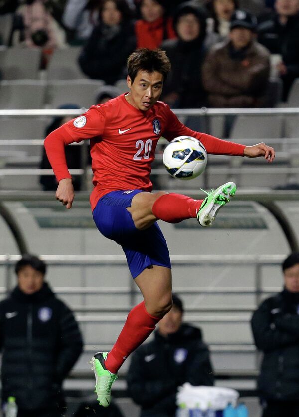 Нападающий сборной Южной Кореи Ли Дон Гук