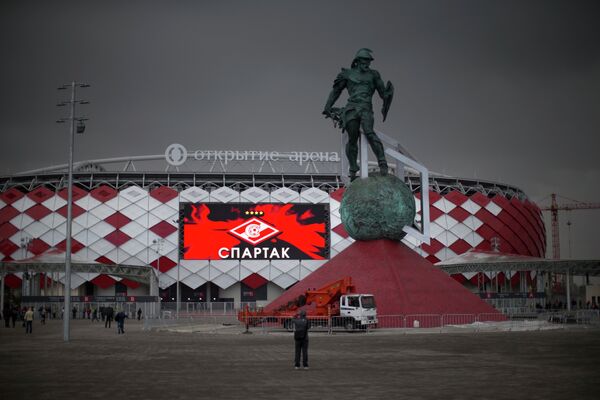 Вид на новый стадион Спартака Открытие арена и скульптуру гладиатора Спартака