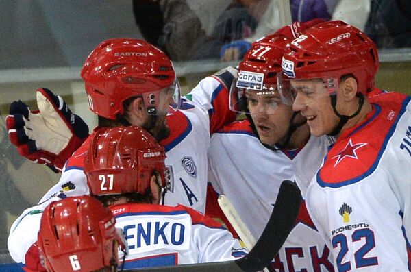 Хоккеисты ЦСКА радуются забитому голу