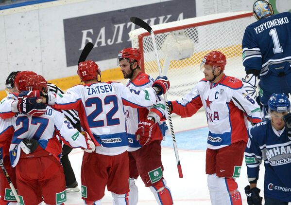 Хоккеисты ЦСКА радуются забитому голу