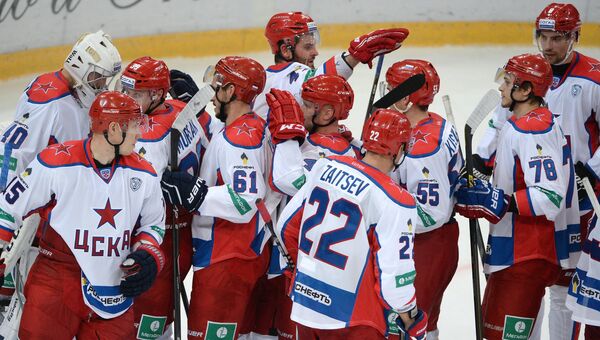 Хоккеисты ЦСКА радуются победе над московским Динамо в матче КХЛ