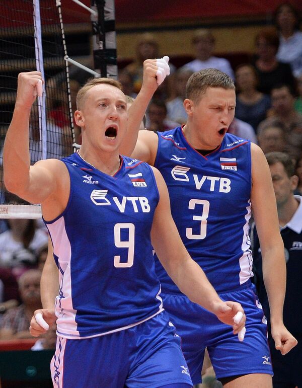 Волейболисты сборной России Алексей Спиридонов, Николай Апаликов (справа)