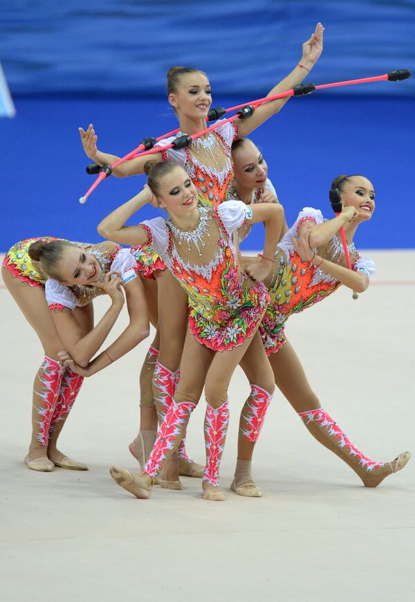 Художественная гимнастика. Российские гимнастки выполняют групповые упражнения