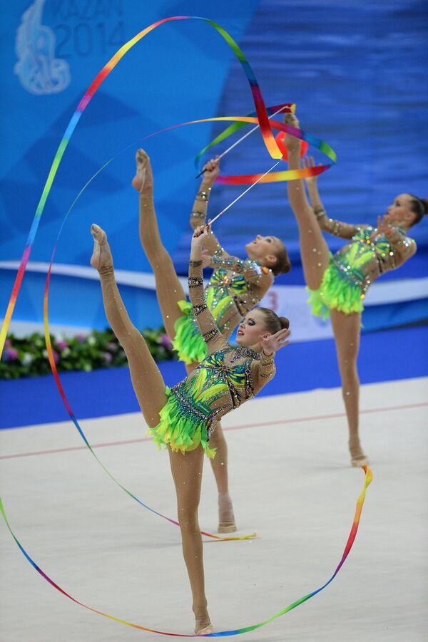 Художественная гимнастика. Российские гимнастки выполняют групповые упражнения с мячами и лентами