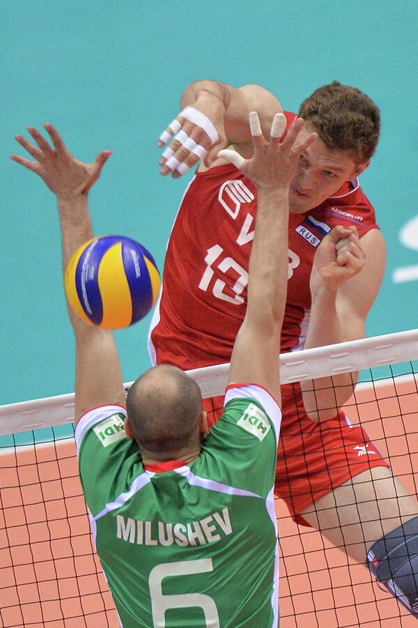 Блокирующий сборной России Дмитрий Мусэрский (вверху) в матче чемпионата мира по волейболу