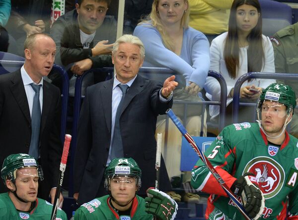 Главный тренер ХК Ак Барс Зинэтула Билялетдинов (в центре) дает указания игрокам своей команды