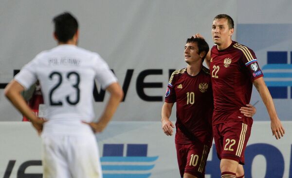 Футболисты сборной России Артем Дзюба и Алан Дзагоев (справа налево)