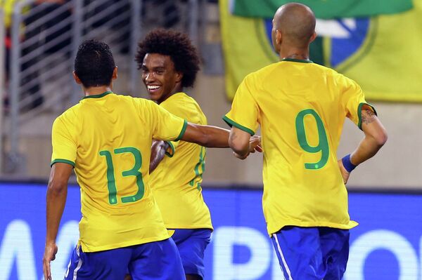 Полузащитник сборной Бразилии по футболу Виллиан (в центре)