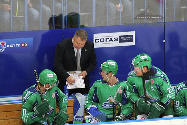 Хоккеисты Салавата Юлаева во главе с Владимиром Юрзиновым