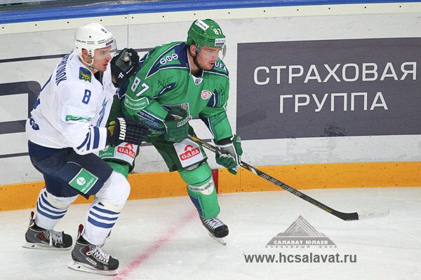 Нападающий ХК Слават Юлаев Андрей Анкудинов в матче против Адмирала
