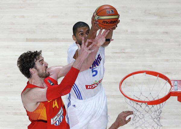 Игровой момент матча ЧМ по баскетболу Испания - Франция