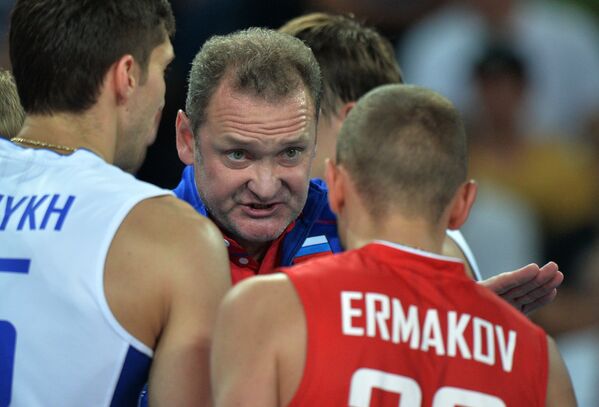 Главный тренер сборной России Андрей Воронков дает указания игрокам своей команды