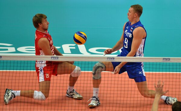 Волейболисты сборной России Валентин Голубев (слева) и Алексей Спиридонов