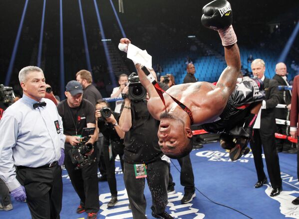 Мексиканский боксер Джеймс Де Ла Роса радуется победе над Альфредо Ангуло после боя в MGM Grand, Лас-Вегас