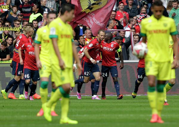 Футболисты Лилля радуются забитому мячу в ворота Нанта