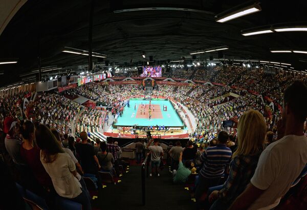 Зрители на трибунах во время матча чемпионата мира по волейболу между командами Бразилии и России в Катовице