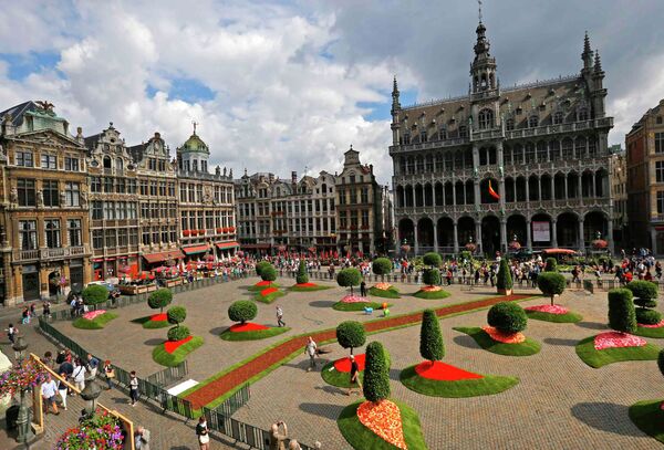 Центральная площадь Брюсселя Гран пляс, украшенная флористами