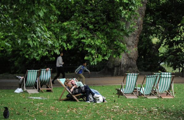 Горожане отдыхают в парке в Лондоне